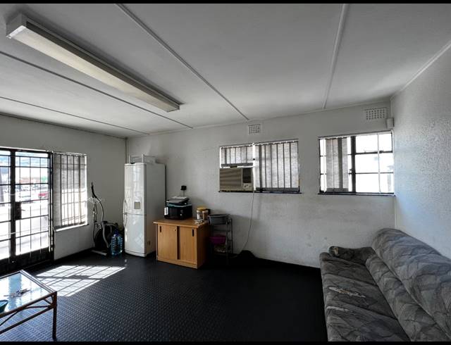 3,845M² WAREHOUSE FOR SALE IN PAROW EAST